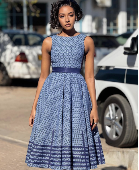 Sleeveless A-line midi dress, blue and white patterned with waist belt