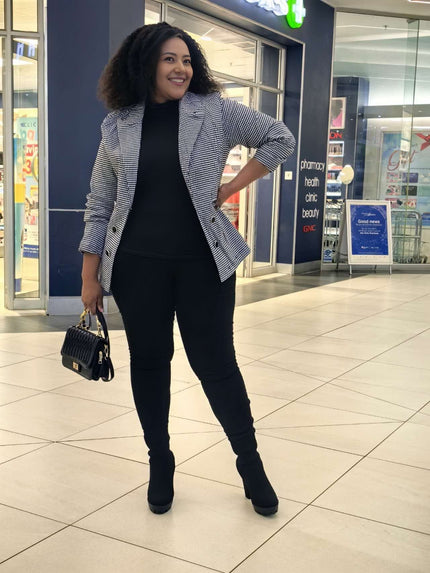 Black-and-white checkered blazer with notched lapels and long sleeves
