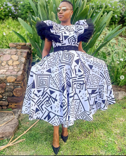 Geometric midi dress in white and navy with puff sleeves and belt