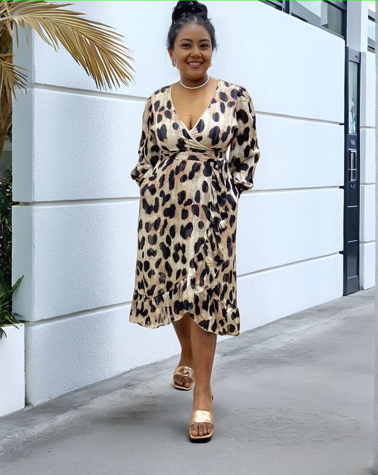Leopard print midi dress with V-neck and puff sleeves