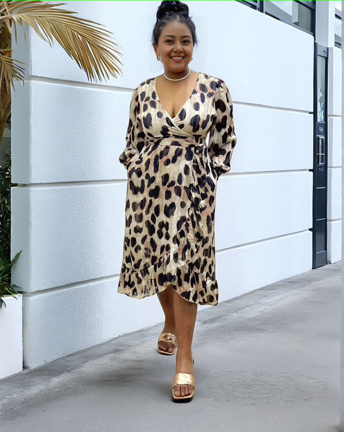 Leopard print midi dress with V-neck and puff sleeves