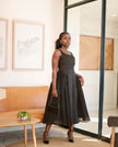 Vestido midi negro sin mangas con escote cuadrado y falda amplia plisada