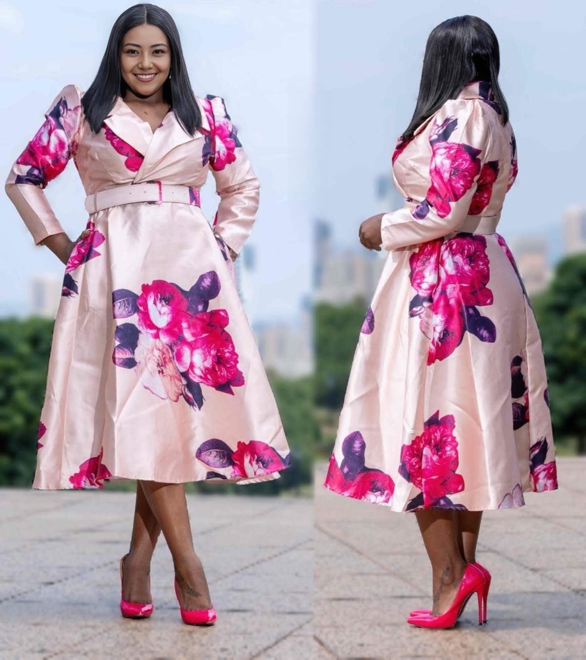 Midi-Kleid mit Puffärmeln, Taillengürtel und großen pinken Blüten auf hellem Stoff