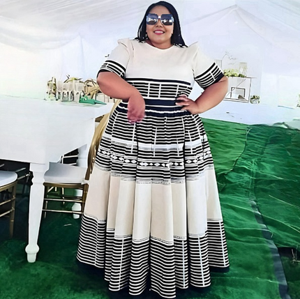 Midi dress with geometric black-and-white stripes, short sleeves and flared skirt