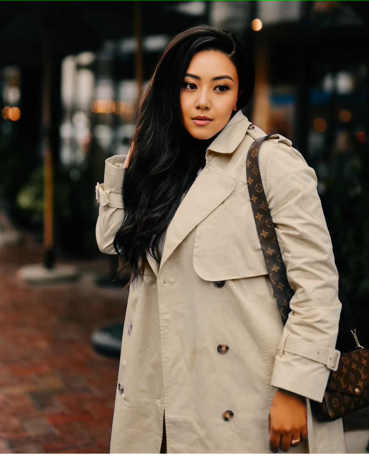 Beige maxi trench-style coat, double-breasted with wide collar and button placket