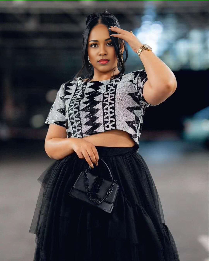 Short-sleeve patterned crop top with black layered tulle midi skirt
