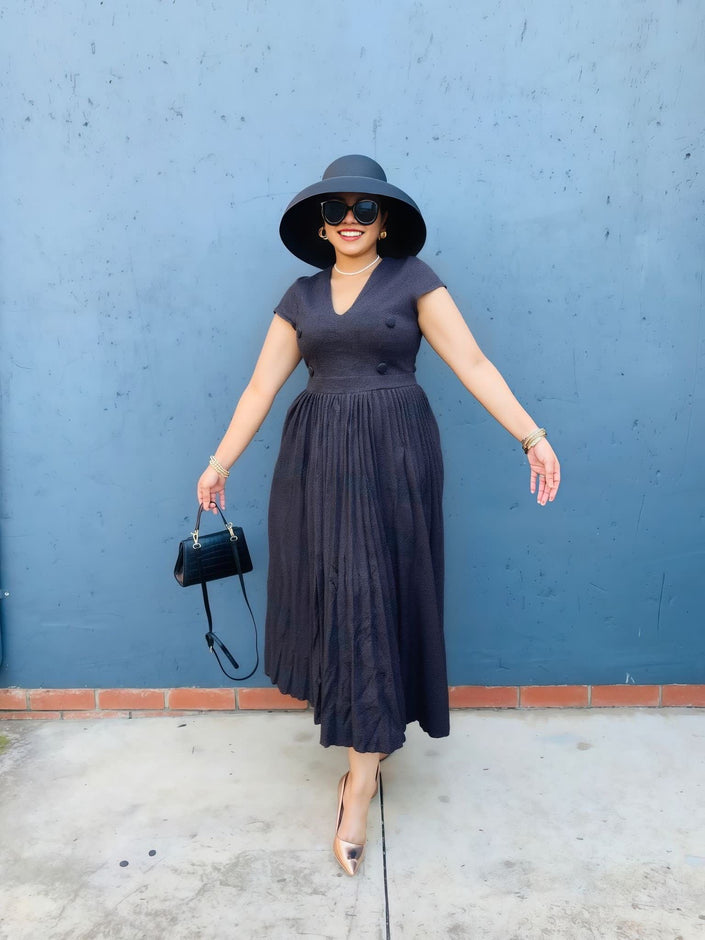 Pleated midi dress with high waist, short sleeves, V-neck, dark fabric