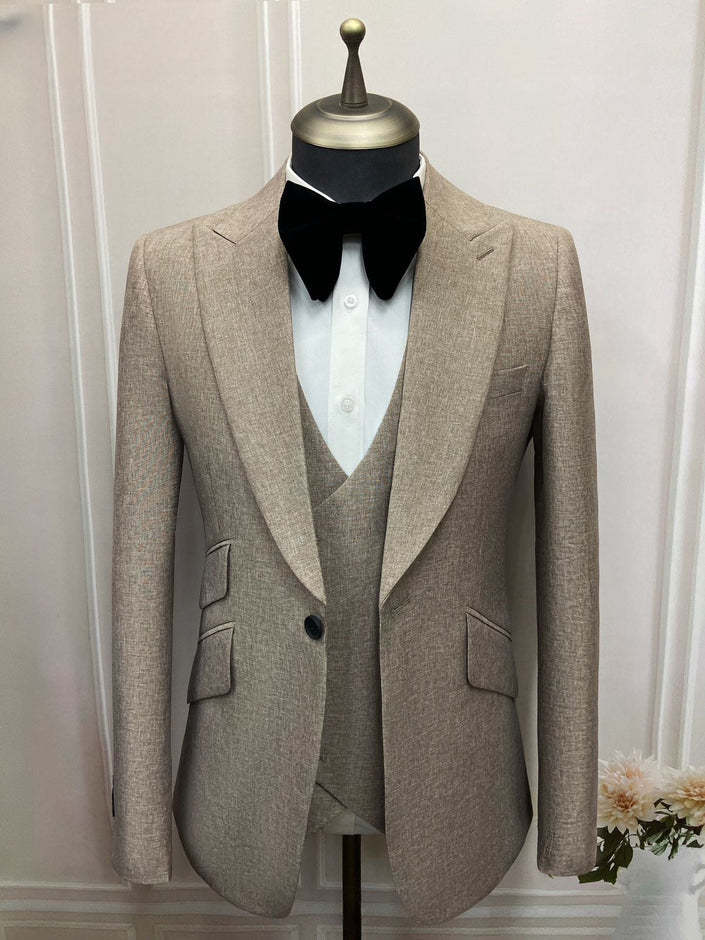 Men's slim fit blazer suit set: beige blazer with notched lapel, vest and bow tie.